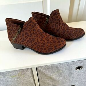 Sun & Stone Animal Print Side Zip Booties. Size 7W